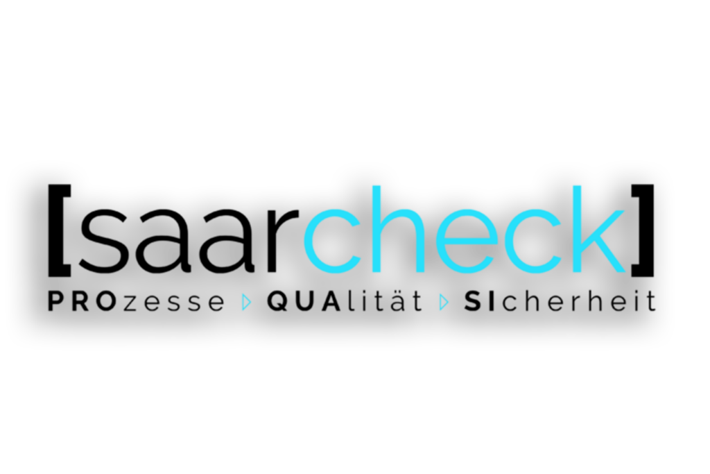 saarCHECK Logo mit schwarzem Hintergrund und blauer Schrift